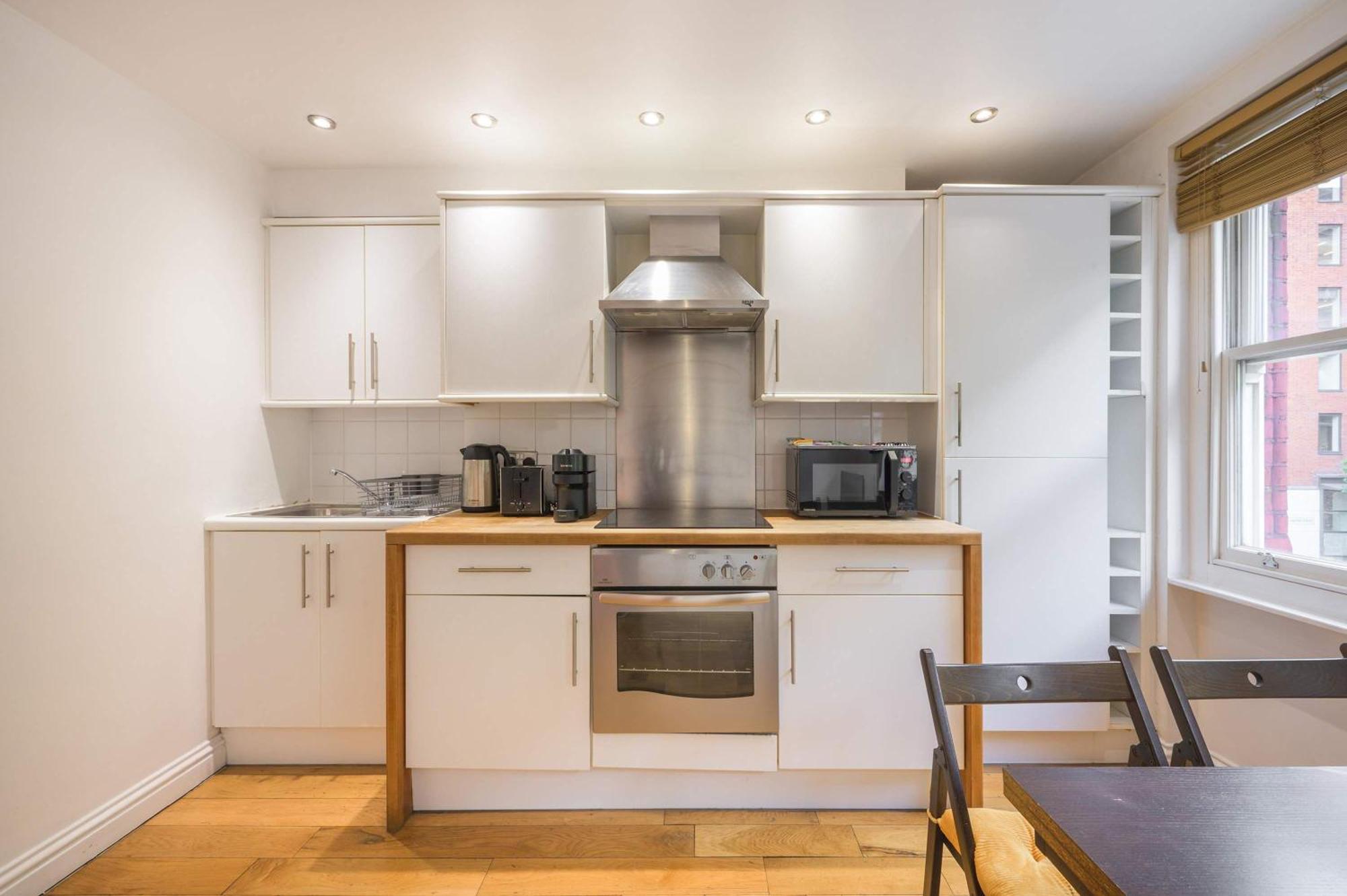 A Midtown Minute - Holborn - By Frankie Says Apartment *