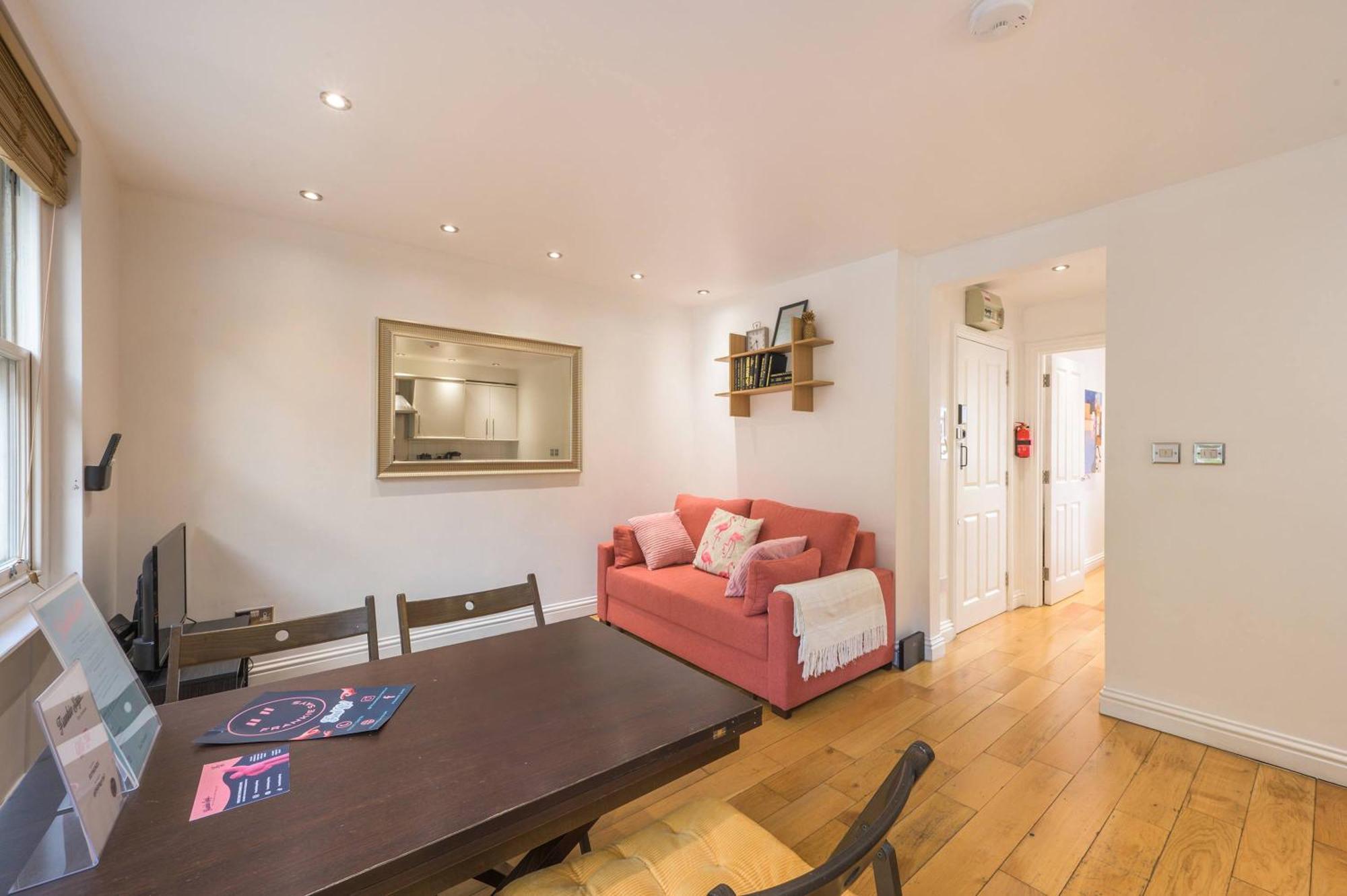 A Midtown Minute - Holborn - By Frankie Says Apartment *